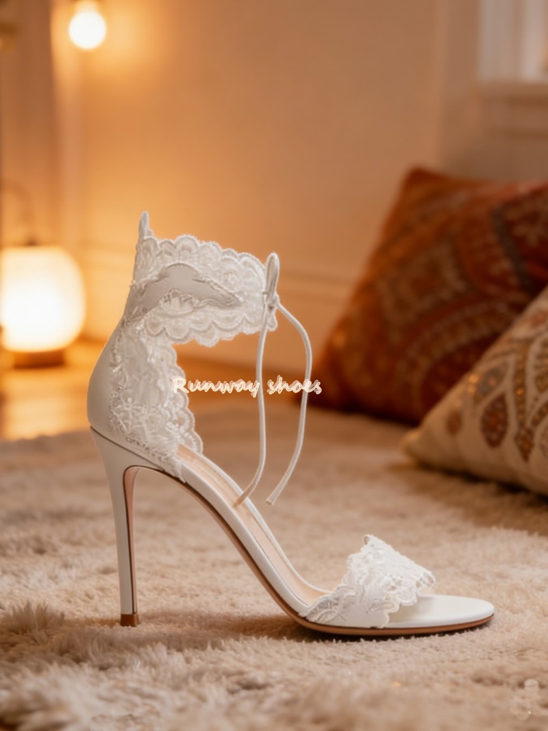 Sewing Garment - Chaussures de mariage blanches en dentelle